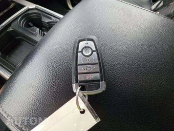 2019 Ford Super Duty F-250 Lariat Crew Cab Medium Bed - miniatura 9