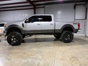 2019 Ford Super Duty F-250 Lariat Crew Cab Medium Bed - miniatura 3