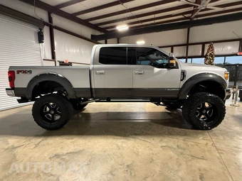 2019 Ford Super Duty F-250 Lariat Crew Cab Medium Bed - miniatura 9