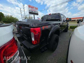 2019 Ford Super Duty F-250 Lariat Crew Cab Medium Bed - miniatura 3
