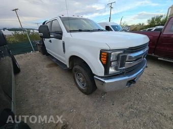 2019 Ford Super Duty F-350 Cab Chassis XL Crew Cab DRW - miniatura 3