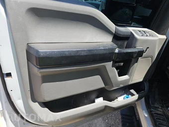 2019 Ford Super Duty F-350 Cab Chassis XL Crew Cab DRW - miniatura 9