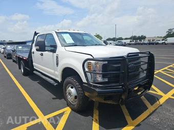 2019 Ford Super Duty F-350 Cab Chassis XL Crew Cab DRW - miniatura 3