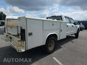 2019 Ford Super Duty F-350 Cab Chassis XL Crew Cab DRW - miniatura 3