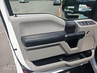 2019 Ford Super Duty F-350 Cab Chassis XL Extended Cab w/Rear Doors - miniatura 9