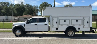 2019 Ford Super Duty F-450 Cab Chassis XL Crew Cab DRW - miniatura 3