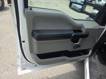 2019 Ford Super Duty F-550 Cab Chassis XL Regular Cab DRW - miniatura 9