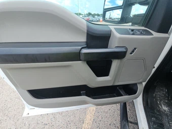 2019 Ford Super Duty F-550 Cab Chassis XL Regular Cab DRW - miniatura 9