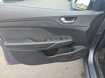 2019 Hyundai Accent SE - miniatura 9