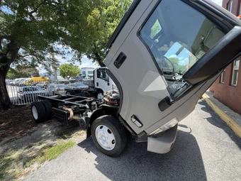 2019 Isuzu NRR Base – miniatura 21