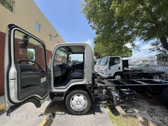 2019 Isuzu NRR Base – miniatura 4