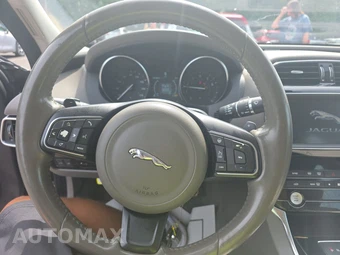 2019 Jaguar XE 25t Premium – miniatura 10