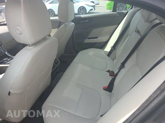 2019 Jaguar XE 25t Premium – miniatura 13