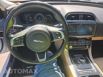 2019 Jaguar XE 25t Prestige – miniatura 11