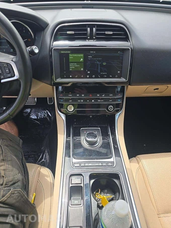 2019 Jaguar XE 25t Prestige – miniatura 10