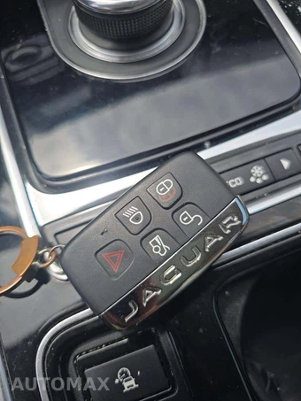 2019 Jaguar XE 25t Prestige – miniatura 8