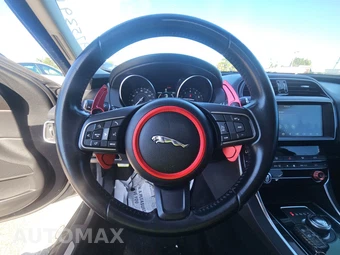 2019 Jaguar XE - miniatura 10