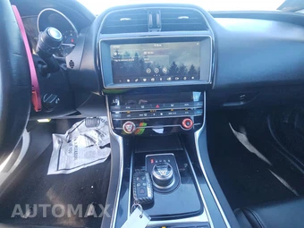 2019 Jaguar XE - miniatura 11