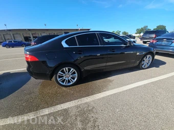 2019 Jaguar XE - miniatura 4