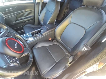 2019 Jaguar XE - miniatura 7