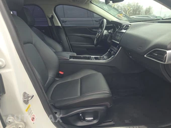 2019 Jaguar XE – miniatura 8