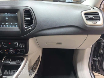 2019 Jeep Compass Latitude w/Sun & Wheel Pkg – miniatura 19