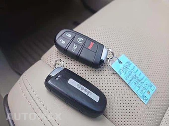 2019 Jeep Grand Cherokee Overland - miniatura 9
