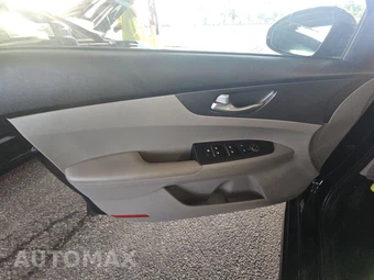 2019 Kia Forte LXS – miniatura 9