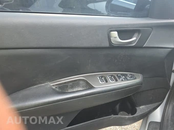 2019 Kia Optima LX – miniatura 9