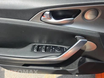 2019 Kia Stinger GTS - miniatura 9