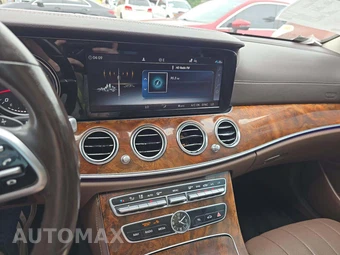 2019 Mercedes-Benz E 300 4MATIC Sedan - miniatura 10