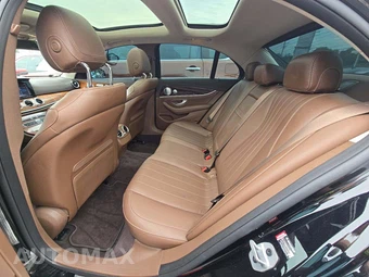 2019 Mercedes-Benz E 300 4MATIC Sedan - miniatura 13