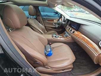 2019 Mercedes-Benz E 300 4MATIC Sedan - miniatura 18
