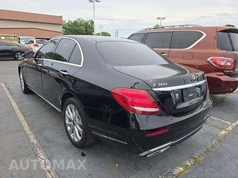 2019 Mercedes-Benz E 300 4MATIC Sedan - miniatura 2