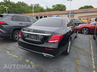 2019 Mercedes-Benz E 300 4MATIC Sedan - miniatura 3