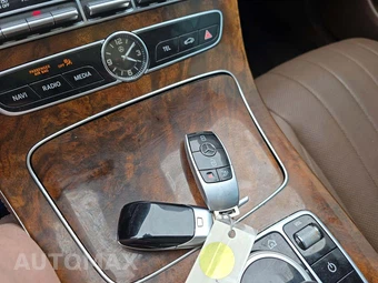 2019 Mercedes-Benz E 300 4MATIC Sedan - miniatura 8