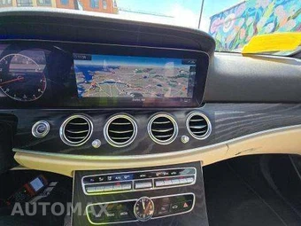 2019 Mercedes-Benz E 300 4MATIC Sedan – miniatura 11