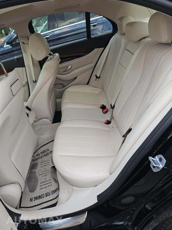 2019 Mercedes-Benz E 300 4MATIC Sedan - miniatura 13
