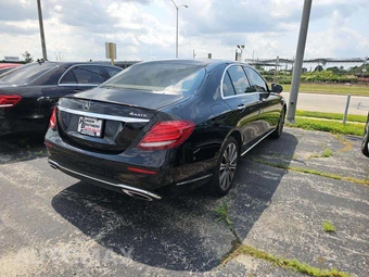 2019 Mercedes-Benz E 300 4MATIC Sedan - miniatura 3