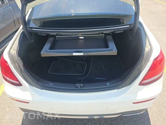 2019 Mercedes-Benz E 300 Sedan - miniatura 16