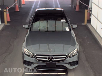 2019 Mercedes-Benz E 300 Sedan - miniatura 2