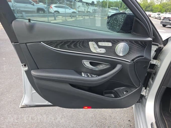 2019 Mercedes-Benz E 300 Sedan - miniatura 9