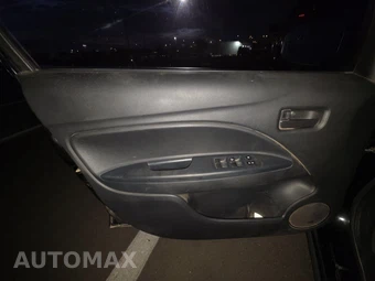 2019 Mitsubishi Mirage ES - miniatura 9