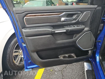 2019 Ram 1500 Laramie Crew Cab Medium Bed - miniatura 9