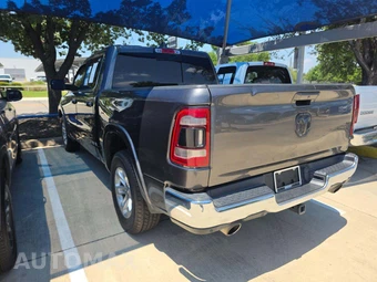 2019 Ram 1500 Laramie Crew Cab Short Bed - miniatura 2