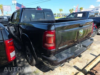 2019 Ram 1500 Laramie Crew Cab Short Bed - miniatura 2