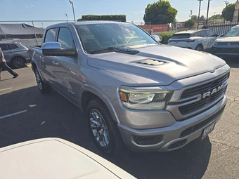 2019 Ram 1500 Laramie Crew Cab Short Bed - miniatura 4