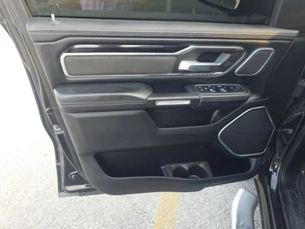 2019 Ram 1500 Laramie Crew Cab Short Bed - miniatura 9