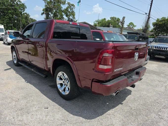 2019 Ram 1500 Laramie Crew Cab Short Bed - miniatura 2