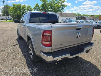 2019 Ram 1500 Laramie Crew Cab Short Bed - miniatura 2